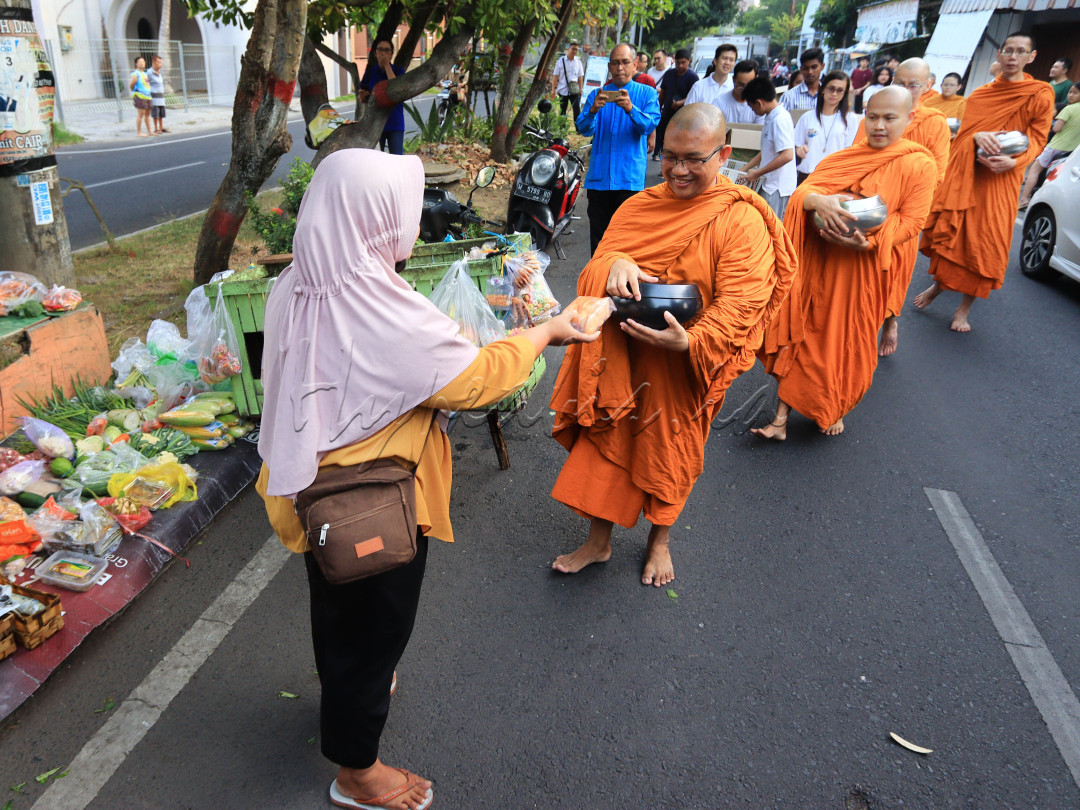 toleransi itu indah<br />
.<br />
Pada prosesi Pindapata di kota mojokerto warga muslim dan pedagang disekitar lokasi ikut berbagi sedekah makanan kepada puluhan biksu yang menjalankan ritual Pindapata keliling kampung.sebagai bentuk penghormatan umat muslim kepada para biksu yang mengajarkan kebajikan. Selain itu, kepedulian warga ini juga sebagai bentuk toleransi dan kerukunan antar&nbsp;umat&nbsp;beragama