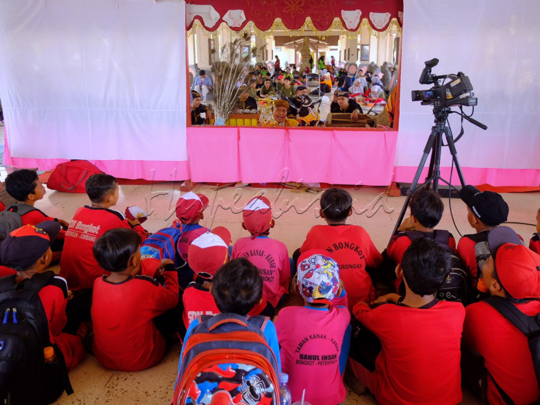 kurikulum merdeka belajar yang diterapkan pemerintah memberikan dampak positif dan disambut hangat oleh beberapa sekolah untuk belajar tentang budaya yang diselenggarakan oleh museum majapahit trowulan mojokerto