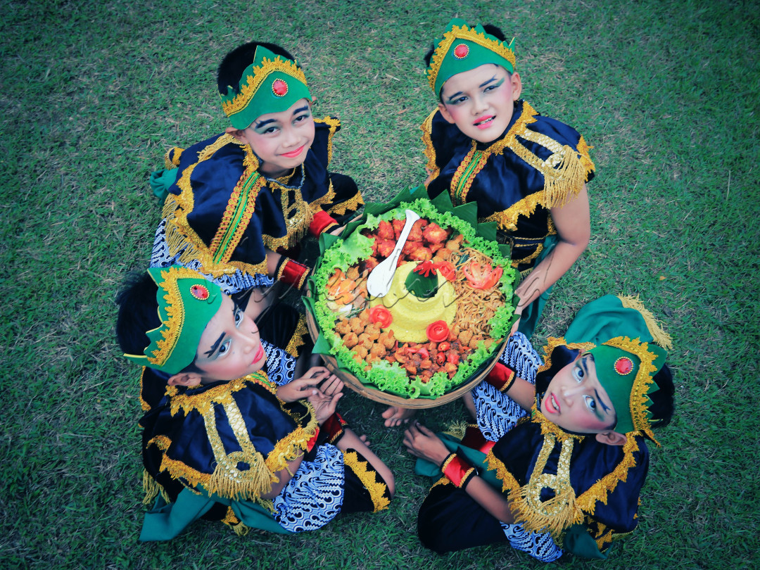 Di masa sekarang anak-anak Indonesia sudah harus mendapatkan kemandirian untuk belajar banyak hal, salah satu nya belajar untuk mengenal budaya lokal disekitar mereka yang harus ditanamkan pada pendidikan dasar atau usia dini.<br />
&nbsp;
