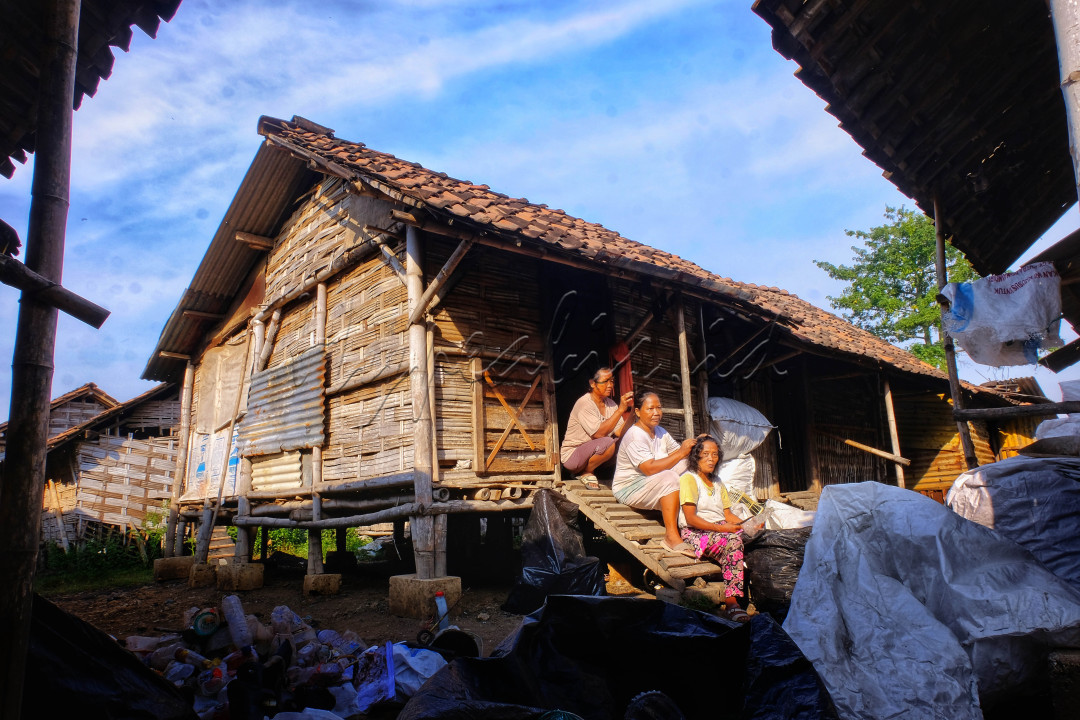potret pelosok negeri<br />
luput dari hingar bingar perkotaan dan kemajuan teknologi. para ibu ibu di kecamatan mojoanyar mojoikerto yang berprofesi sebagai pemulung di lokasi TPA Randegan saling bercerita dan dan bercanda sambil petan (&nbsp;mencari&nbsp;uban&nbsp;)