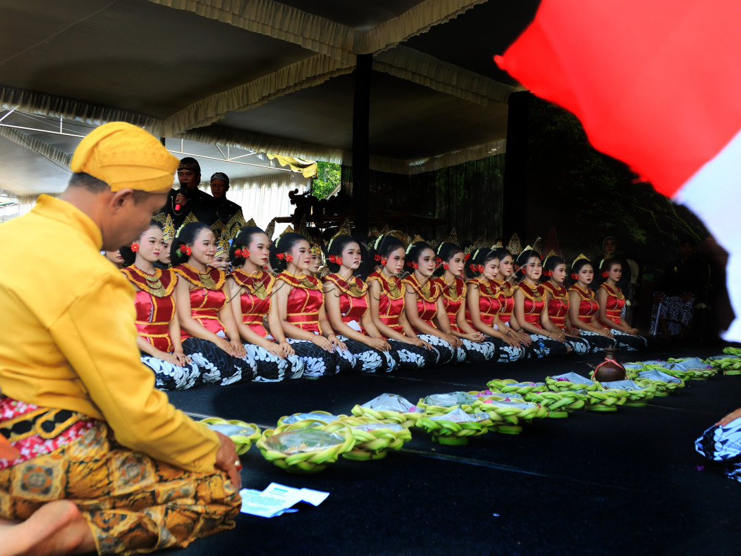 Upacara adat Ngetung Batih merupakan tradisi yang dilakukan secara turun temurun oleh masyarakat Kecamatan Dongko setiap menjelang pergantian tahun baru hijriah.<br />
<br />
Ngetung Batih itu adalah menghitung anggota keluarga.<br />
Upacara Ngitung Batih atau menghitung keluarga diawali dengan kirab takir plontang dan aneka sesaji dari ruas jalan utama kecamatan menuju lapangan Blimbing, Kecamatan Dongko kabupaten Trenggalek pada hari Minggu 7 Juli 2024<br />
<br />
Takir plontang dan aneka sesaji tersebut kemudian diserahkan ke pemimpin kecamatan untuk dilakukan doa bersama yang dipimpin oleh tokoh adat setempat. Salah satu momen yang ditunggu adalah rebutan takir plontang, masyarakat yang hadir di lokasi adu cepat untuk mendapatkan aneka sajian tersebut.