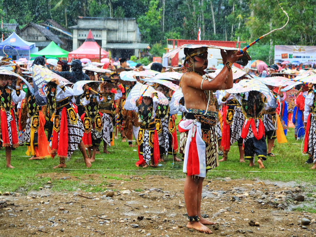 Keberadaan kesenian dan budaya erat hubungannya dengan sistem budaya dalam suatu masyarakat. Seperti kesenian jaranan Turonggo Yakso di Trenggalek. Kesenian ini menjadi salah satu kesenian yang mewakili budaya setempat.