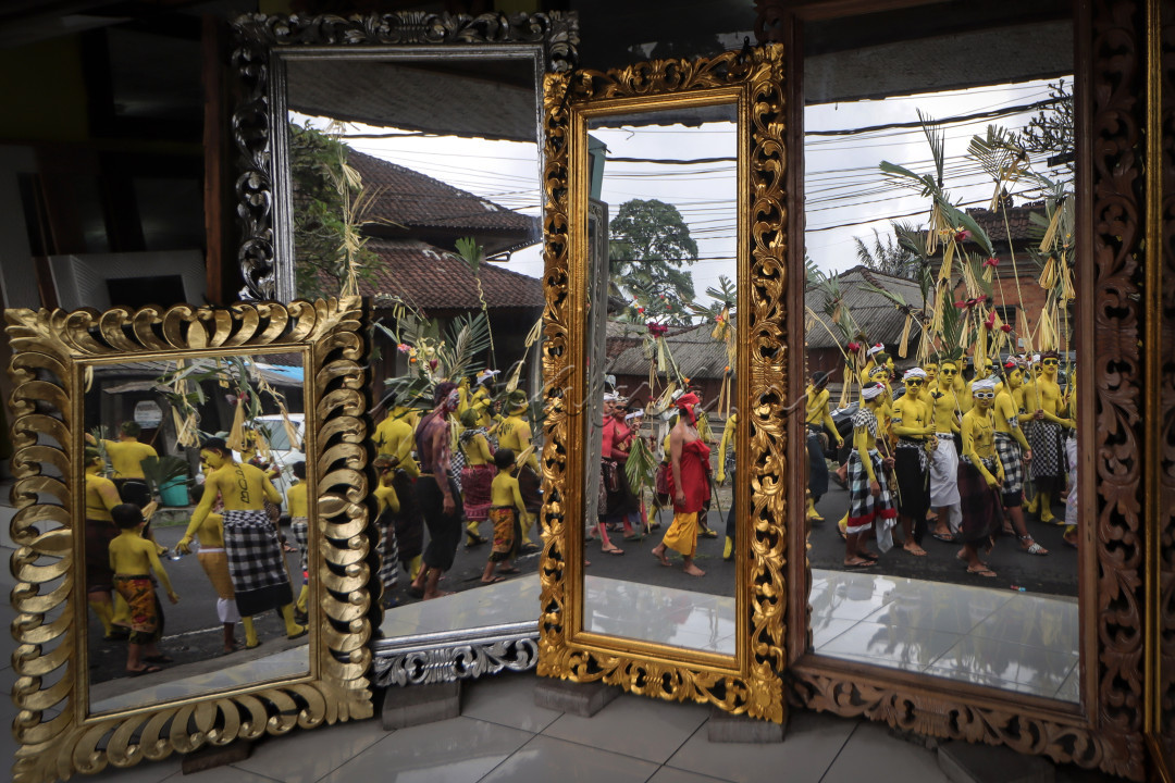 Tradisi Ngerebeg adalah upacara sakral yang rutin dilakukan setiap enam bulan oleh warga Desa Tegallalang, Kabupaten Gianyar, Bali.&nbsp;Tradisi Ngerebeg&nbsp;bertujuan untuk menolak bala, menetralisir roh jahat, dan menjaga harmonisasi dengan alam semesta.&nbsp;<br />
Tradisi Ngerebeg dimulai dengan persembahyangan bersama di Pura Duur Bingin, dengan menghaturkan sesaji Paica Gede dan Paica Alit.&nbsp;Pada saat bersamaan, kalangan krama dewasa menghaturkan sesaji di setiap puradan setra (kuburan) yang dilewati.&nbsp;<br />
Puncak acara tradisi Ngerebeg dimulai pada siang hari, dengan berkumpulnya peserta di Pura Duur Bingin.&nbsp;Para peserta Ngerebeg membawa senjata masing-masing, yaitu penjor/berokan yang terbuat dari ranting daun salak atau ambu.&nbsp;<br />
Selanjutnya, peserta mengikuti prosesi mengelilingi desa sambil membawa dekorasi penjor yang terbuat dari kulit pohon atau janur.&nbsp;Anak-anak dan remaja yang ikut serta dalam prosesi arak-arakan keliling desa menghias wajah mereka dengan aneka motif menyeramkan.&nbsp;<br />
Masyarakat Desa Tegallalang meyakini bahwa dengan menggelar tradisi Ngerebeg, desa mereka akan menjadi aman dan tenteram .