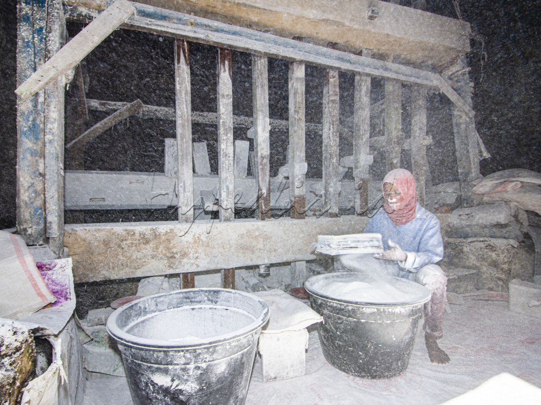 Di Nagari Galuang Kubu Tangah Kec. Banuhampu Sungai Pua kabupaten Agam ada pembuatan tepung beras secara tradisional, dengan mesin penumbuknya adalah beberapa buah kayu, yang uniknya adalah, penggerak dari kayu kayu tersebut adalah sebuah kincir air yang terdapat di luar bangunannya, selama proses penumbukan beras menjadi tepung bunyi bunyi dari kayu penumbuk bergantian dan menciptakan irama yang khas.setelah menjadi tepung, sebelum dimasukan kedalam karung, tepung harus di hayak terlebih dahulu agar halus