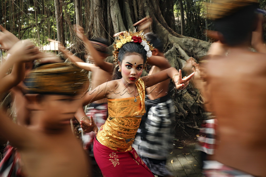 Tari Kecak, Tarian tradisional asal Bali ini merupakan jenis tarian paling unik karena memiliki banyak keunikan, salah satunya tidak diiringi oleh alat musik. Tari Kecak tidak hanya semata-mata menampilkan suatu tarian saja, tetapi terdapat banyak makna di balik keindahan tariannya itu.<br />
Tari Kecak Bali lahir dari ide dan gagasan dua orang tokoh yaitu, I Wayan Limbak, seorang penari Bali, bersama dengan Walter Spies, seorang pelukis kebangsaan Jerman. Sekitar tahun 1920-an, sebelum Walter Spies datang ke Bali, I Wayan Limbak sudah berinovasi dalam bidang seni tari. Dia memasukkan unsur gerakan tari baris (tarian perang) ke dalam tari yang menjadi cikal bakal Tari Kecak. Keduanya kemudian berkolaborasi dan berinisiatif untuk mengambil serta memodifikasi beberapa komponen tari Sang Hyang, yang merupakan sebuah bentuk kegiatan adat untuk menolak bala, untuk menciptakan Tari Kecak. Hingga akhirnya sekitar tahun 1930-an, Tari Kecak mulai diperkenalkan.<br />
Di Bali, agama Hindu menjadi agama mayoritas penduduknya. Tari Kecak memiliki pengaruh kuat dari agama Hindu, karena seringkali dijadikan sebagai bagian dari upacara keagamaan dan ritual, serta menjadi sarana komunikasi spiritual masyarakat dengan para dewa atau roh leluhur juga. Dalam pertunjukkan Tari Kecak cerita-cerita menjadi bagian integral dalam pertunjukkan. Salah satunya adalah cerita-cerita mitologi Hindu, seperti Ramayana, yang menggambarkan perjuangan dan kisah-kisah dewa dan dewi Hindu. Dalam cerita Ramayana, banyak memuat ajaran dan nilai agama Hindu,Oleh karena itu nilai religius dan budaya ini sangat berkiatan erat dengan Tari Kecak.