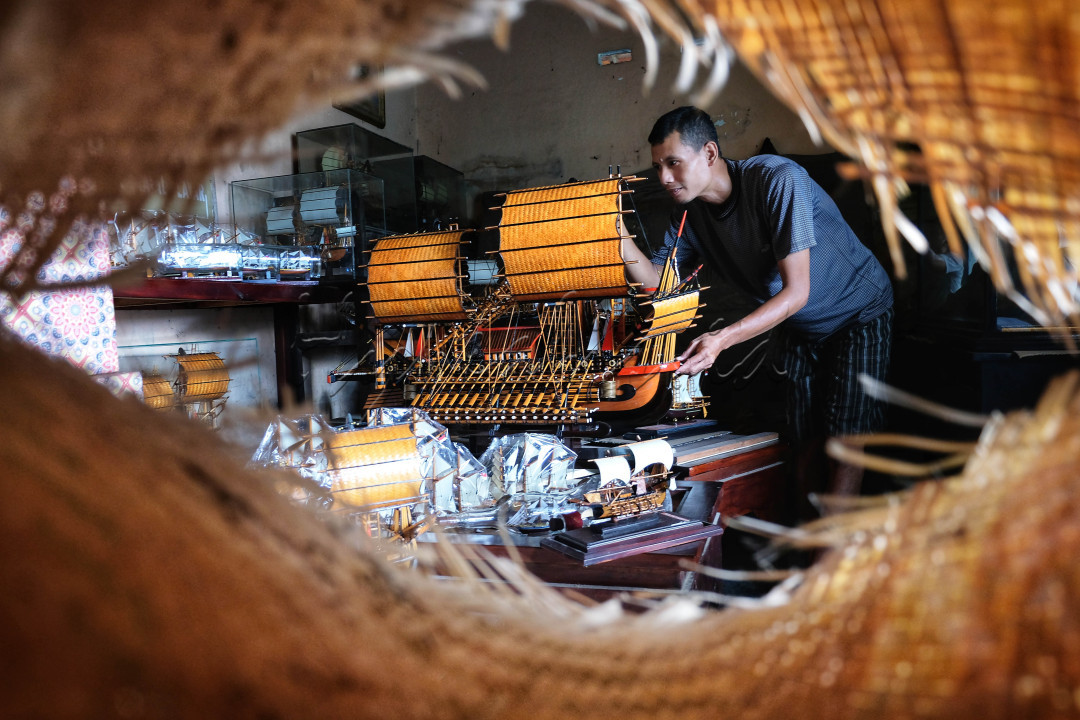 JM Galeri berdiri pada tahun 1998. Sejak saat itu, Jemy terus berkarya. Salah satu karyanya yang banyak diminati adalah pembuatan miniatur kapal.<br />
<br />
Jemy membuat banyak miniatur kapal. Dari kapal layar nusantara, seperti Phinisi, cadik, dan Dewaruci hingga kapal layar yang terkenal di mancanegara, seperti Santa Maria, San Juan, Bounty, dan Esmeralda.<br />
<br />
Untuk memproduksi satu miniatur kapal dibutuhkan sedikitnya lima hari. Dia menggunakan bahan baku kayu mahoni dan sonokeling yang mudah didapat di daerah Mojokerto. Potongan kayu mahoni untuk membuat badan kapal, mulai dari anjungan hingga buritan. Dalam membuatnya, Jemy membuat sedetail mungkin, mendekati bentuk asli.