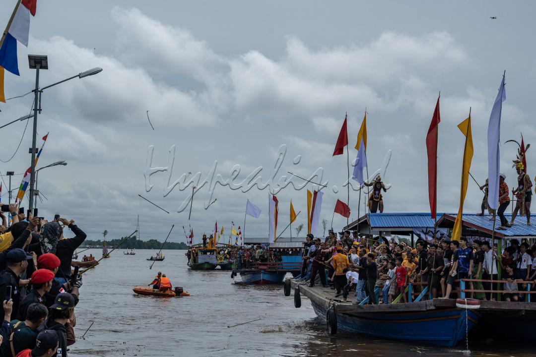 Acara Lalihan adalah perang batang suli (mirip tebu) yang merupakan ritual adat Suku Dayak Ngaju Kuala Kapuas, yang menggambarkan betapa gigihnya warga dayak dalam mempertahankan wilayahnya dari gangguan musuh<br />
Upacara laluhan ini juga menyimbolkan betapa gigihnya warga kota Kuala Kapuas untuk memerangi kemiskinan dan keterbelakangan sehingga nantinya menjadi masyarakat maju dan sejahtera