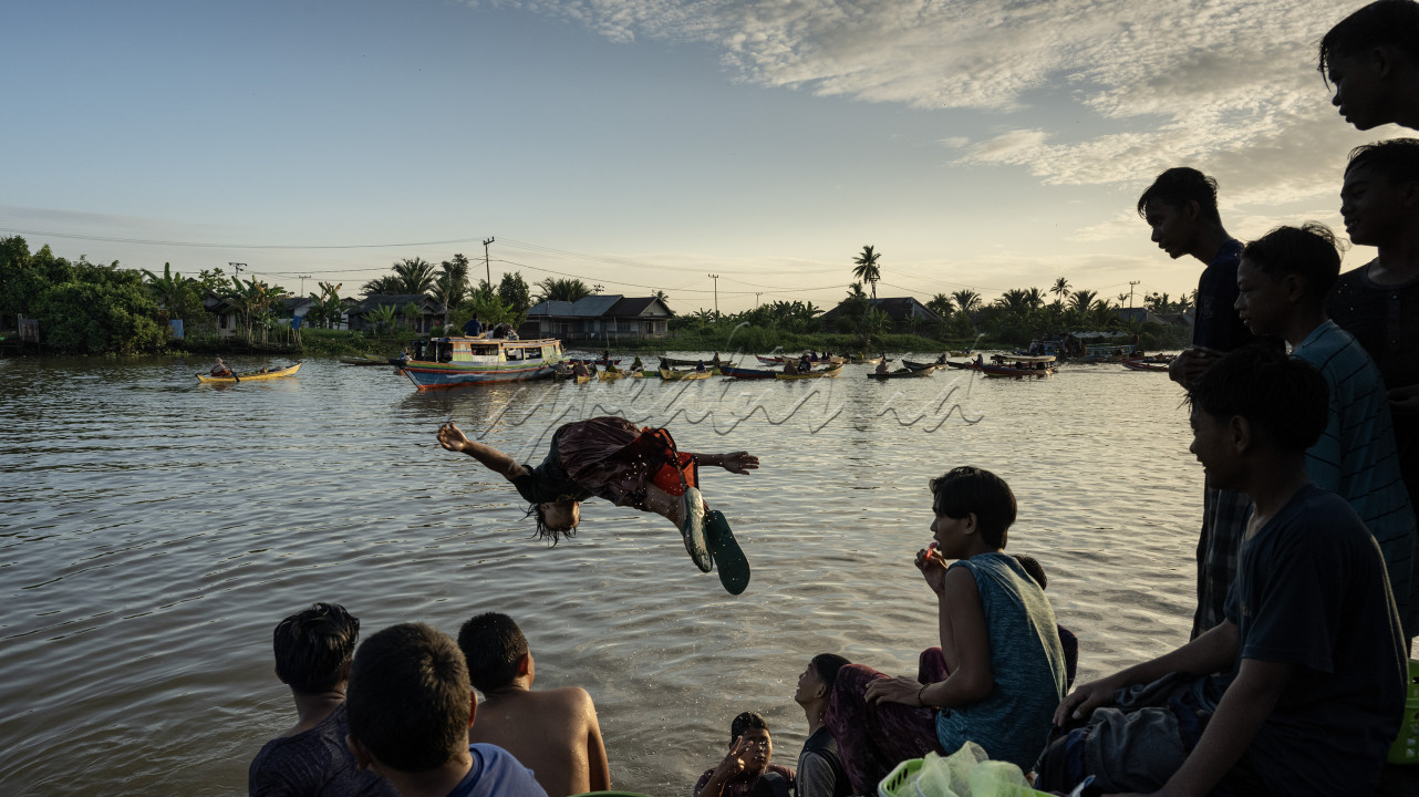 Foto para santri yang berlokasi di desa Lok Baintan. Mandi bersama turun ke pinggir sungai Martapura mereka lakukan setiap hari, sambil bercanda dan belanja dengan ibu pedagang yang melintas di depan mereka