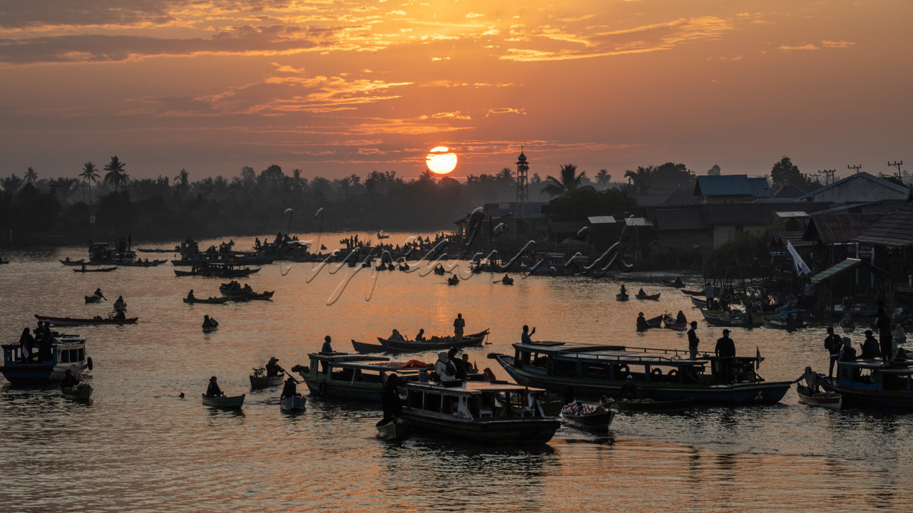 Sunrise di Pasar Terapung Lok Baintan merupakan moment yang selalu diharapkan oleh para pengunjung yang datang kesana