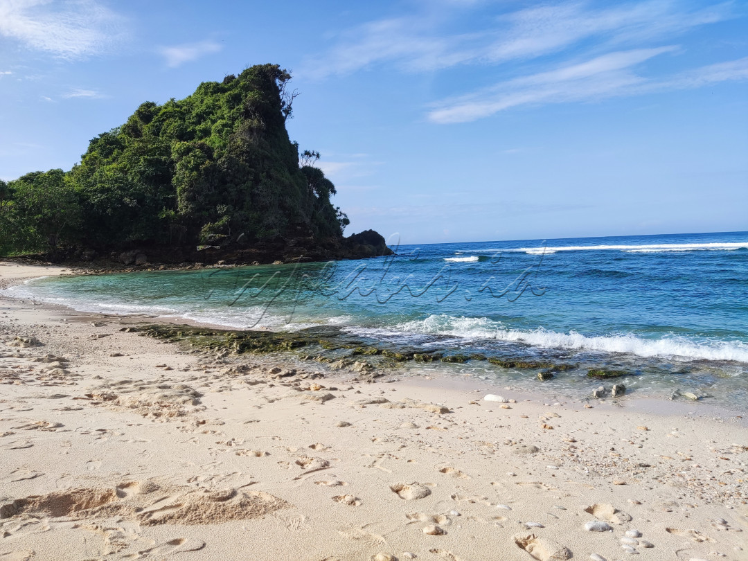 <strong>Pantai Gopit</strong> ini merupakan salah satu dari sekian banyak jajaran pantai di Malang Selatan, pantai ini berukuran kecil yang keindahannya tidak diketahui banyak orang. Dari luar terlihat seperti pantai biasa tetapi sangat indah saat mendekatinya dan menghabiskan waktu disana.