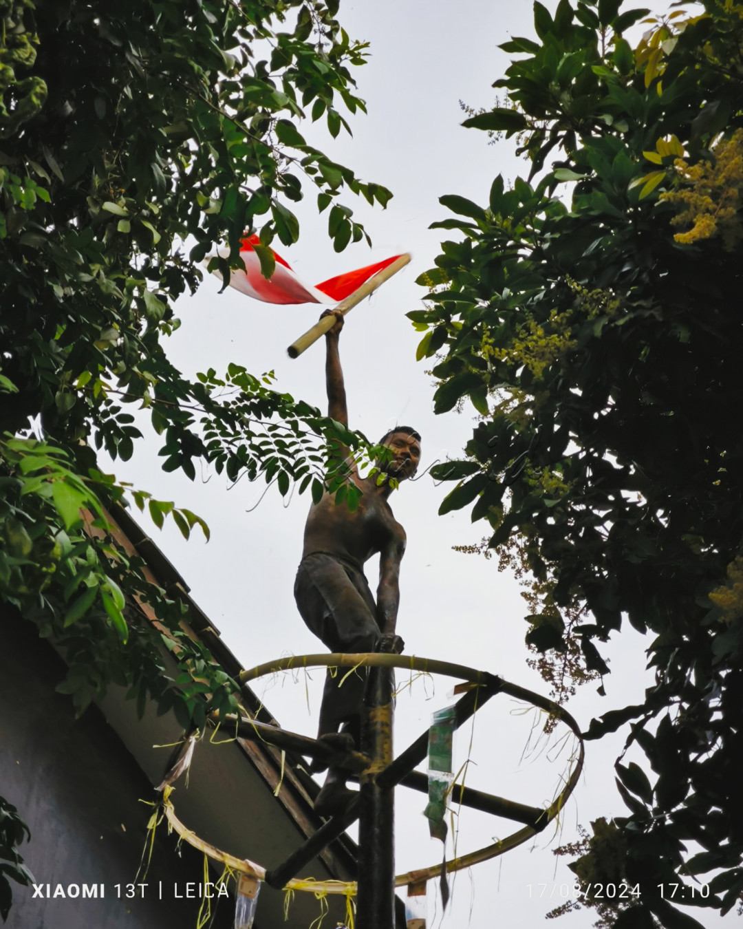Menggenggam erat sang merah putih setelah mengambil nya dari tiang yang berdiri kokoh<br />
diantara rimbunnya pepohonan