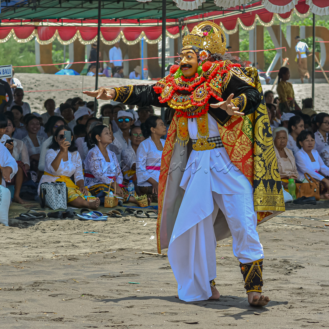 Upacara Melasti 2024 adalah upacara keagamaan Hindu Bali yang tinggal di Jawa Tengah . Tampak wajah gembira penari Bali mempersembahkan sebuah tarian yang indah<br />
&nbsp;