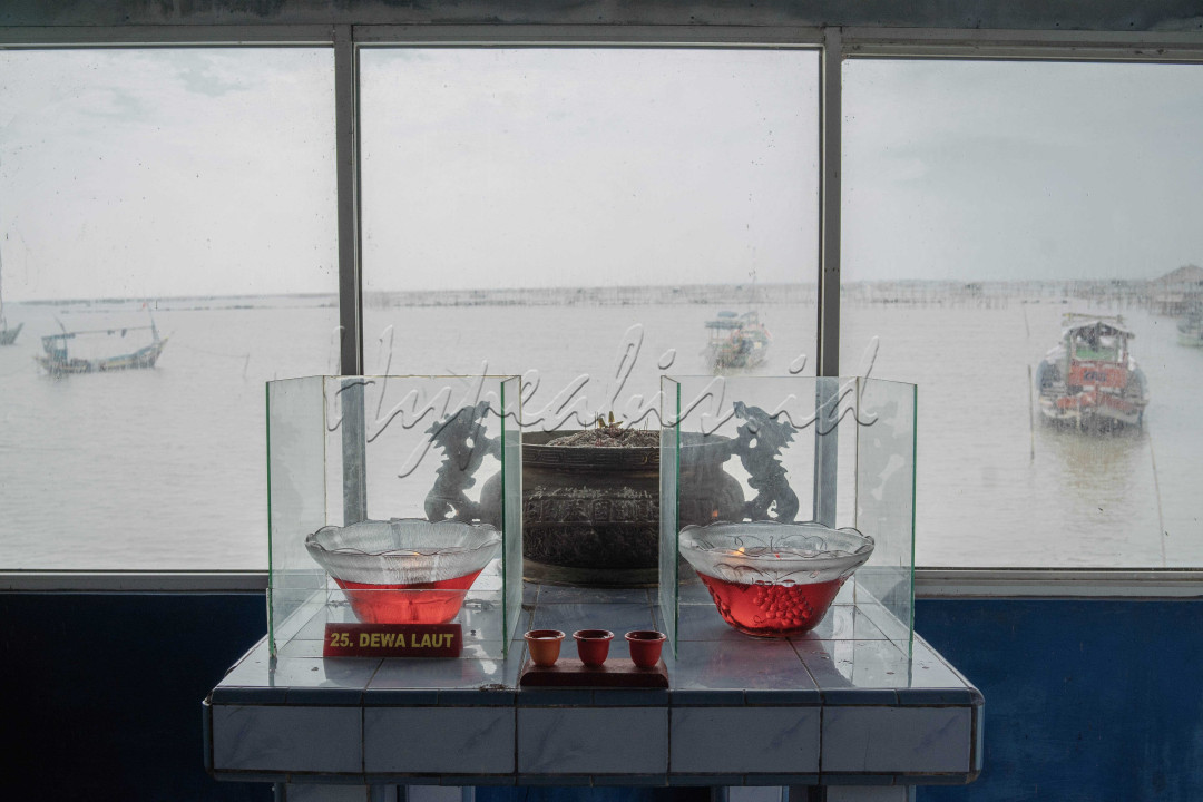 Meja sembahyang/Altar di Vihara Cikung. Sebuah Vihara pinggir pantai yang berada di sekitar pantai tanjung kait, Kecamatan Mauk, Kabupaten Tangerang.<br />
<br />
Menjadi saksi atas banyak sekali harapan, doa, penghormatan juga rasa syukur dari manusia kepada leluhur dan pemberi kehidupan.