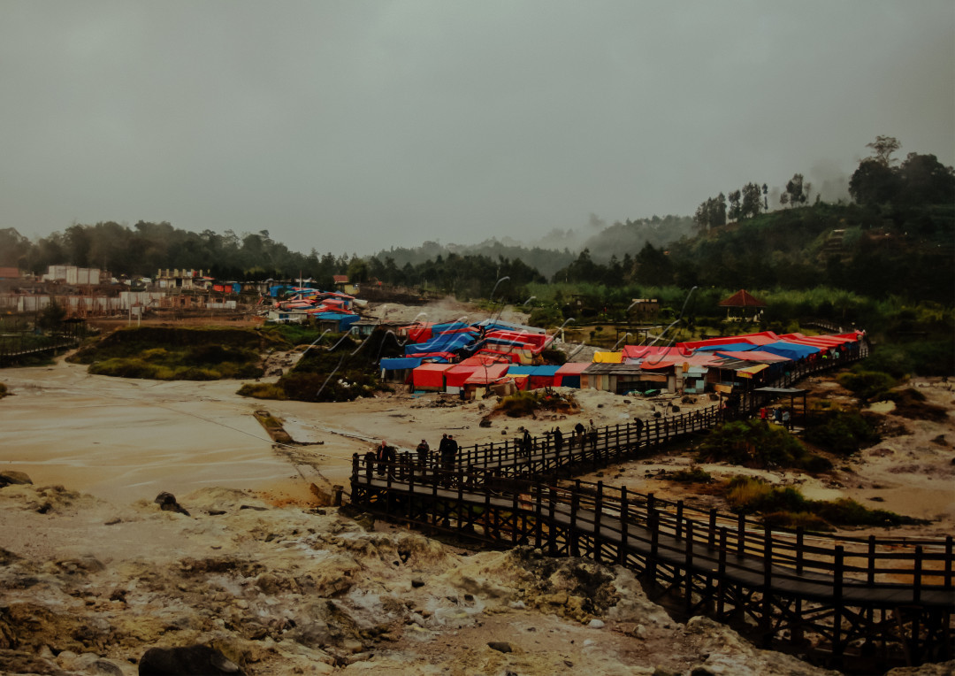 Saya dan keluarga berjalan jalan ke Kawah Sikidang. Kawah Sikidang berada di dieng<br />
di Kawah Sikidang banyak tenda tempat untuk berjualan.<br />
&nbsp;
