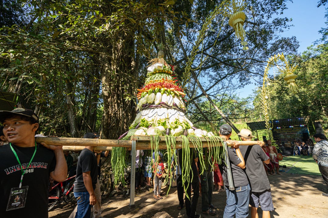 Upacara Merti Desa 2024 , Dusun Tetep. Randuacir , Salatiga &nbsp;<br />
Dilaksanakan setiap tahunnya pada hari Rabu Pon ,bulan Sapar&nbsp; sebagai wujud syukur masyarakat atas segala berkat dari Yang maha Kuasa dengan mempersembahkan Gunungan hasil bumi berupa sayur mayur.