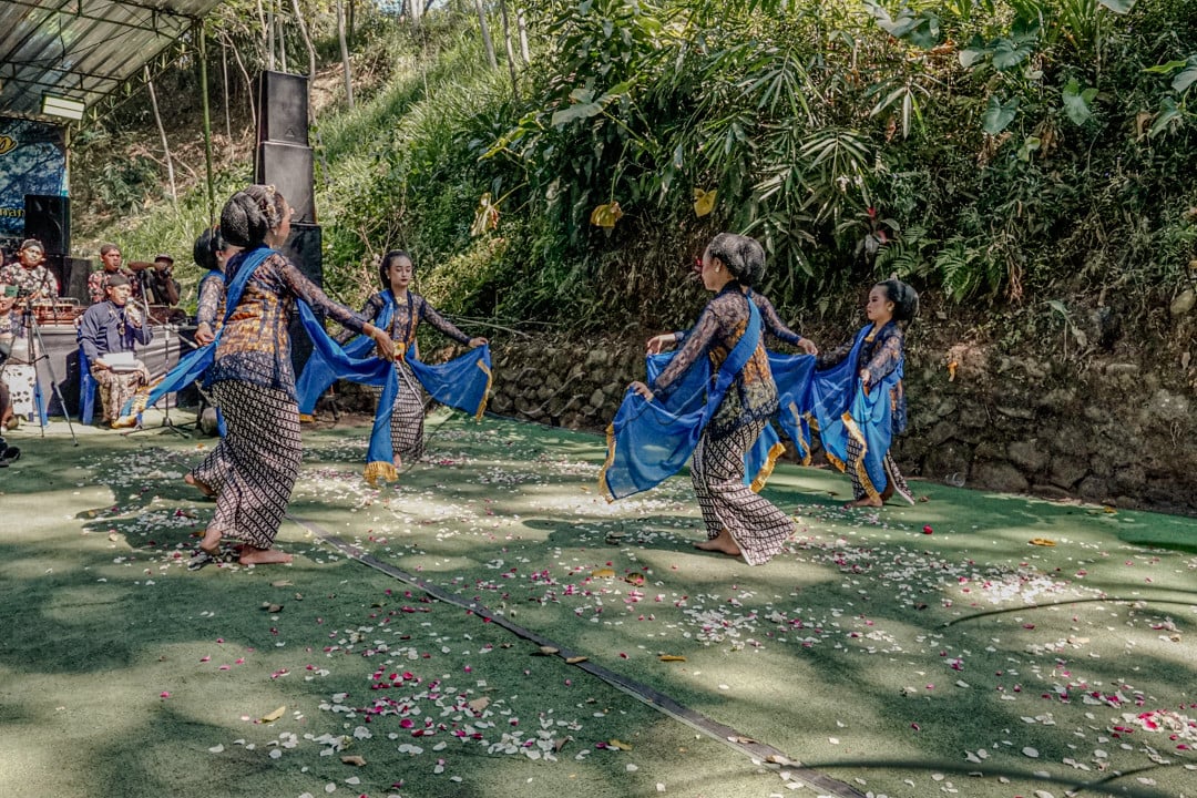 Dalam Upacara Merti Desa , Dusun Tetep. Randuacir , Salatiga &nbsp;<br />
Persembahan tari Gambyong dipersembahkan sebagai tarian sambutan bagi tamu kehormatan oleh para pemudi desa .