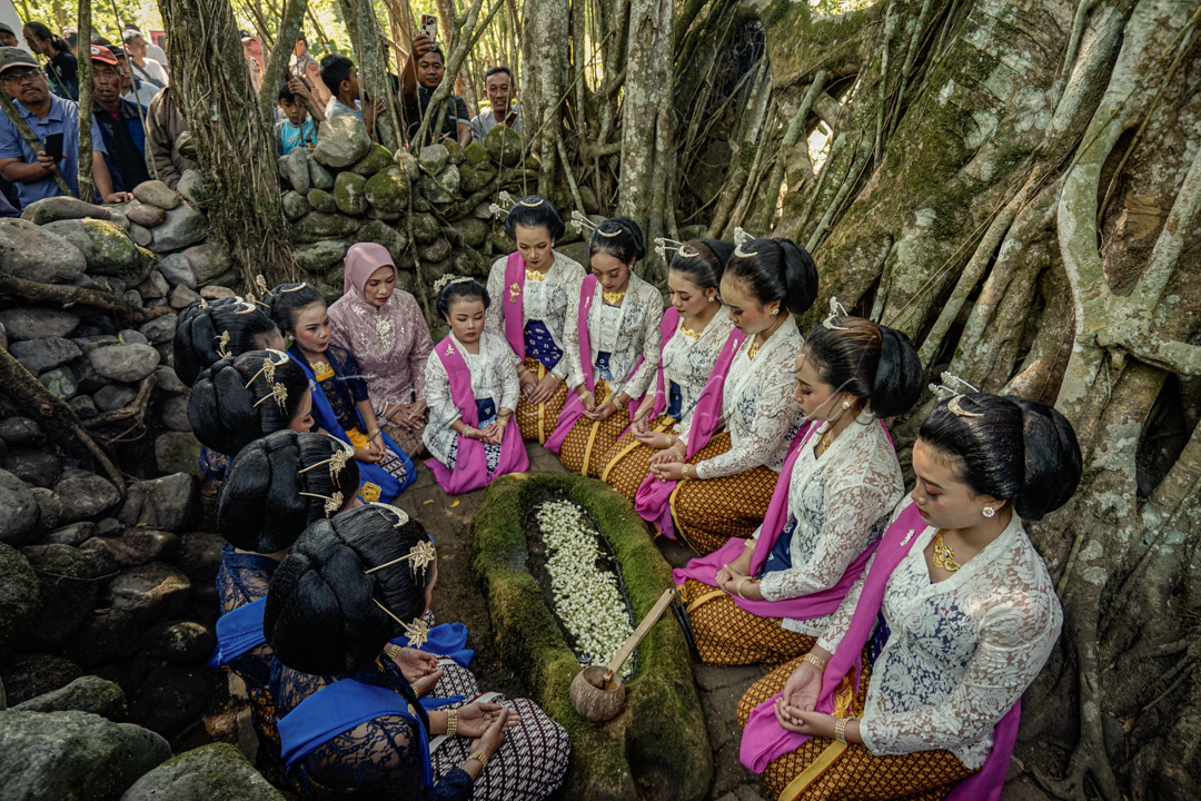 Sebelum penampilan tarian persembahan oleh para pemudi desa, terlebih dulu dilaksanakan ritual ditempat air suci agar persembahan tarian berjalan lancar&nbsp;