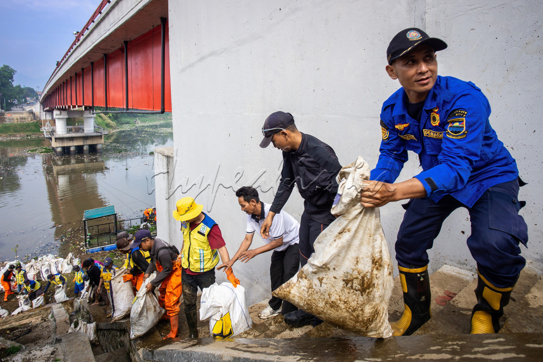 Terlihat para petugas dari BBWS Citarum, Satgas Citarum Harum, DLH Provinsi Jawa Barat, dan petugas lainnya terus melakukan pembersihan sampah di sungai bawah Jembatan Babakan Sapaan, Batujajar, KBB, Kamis 13/6/2024.&nbsp;<br />
Pemda Provinsi Jawa Barat bersama Pemda Kabupaten Bandung Barat, Sektor 9 Citarum Harum dan relawan terus berupaya membersihkan sampah di aliran Sungai Citarum. Tepatnya di bawah Jembatan Babakan Sapaan/Jembatan Baru Batujajar penghubung Kecamatan Batujajar dan Cihampelas, Kabupaten Bandung Barat. Gerak cepat terus dilakukan serentak oleh para petugas, termasuk dari wilayah sekitar untuk menciptakan Cita Citarum Harum.<br />
<br />
Mengingat Sungai Citarum ini adalah sungai yang sangat penting. Citarum adalah sungai terpanjang dan terbesar di Tatar Pasundan Provinsi Jawa Barat, Indonesia. Sungai dengan nilai sejarah, ekonomi, dan sosial yang penting ini sejak 2007 menjadi salah satu dari sungai dengan tingkat ketercemaran tertinggi di dunia. Maka, dengan cita-cita terus mengupayakan "Citarum Harum", membersihkan dan menjaga sungai Citarum, terus dilakukan.<br />
<br />
Memiliki panjang sekitar 297 kilometer dan melalui 13 wilayah kabupaten/kota, Sungai Citarum merupakan sungai terpanjang dan terbesar di Provinsi Jawa Barat. Sungai ini juga menjadi sumber air yang paling diandalkan bagi masyarakat. Maka, kebersihan sungai sangatlah Penting, dan ada beragam cara untuk kita bisa menjaga Air dan lingkungan sungai tetap bersih, seperti membersihkan dan mengangkat sampah-sampah di sepanjang sungai.&nbsp;<br />
<br />
Lokasi : Jembatan Babakan Sapaan, Batujajar, KBB, Jawa Barat