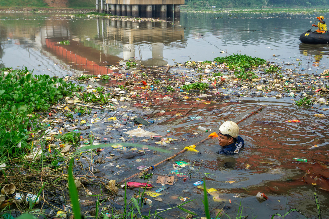 Terlihat seorang petugas yang sedang membersihkan area sungai dengan totalitas turun ke sungai untuk membersihkan sampah-sampah yang mengotori sungai citarum, tepatnya di bawah Jembatan Babakan Sapaan/Jembatan Baru Batujajar penghubung Kecamatan Batujajar dan Cihampelas, Kabupaten Bandung Barat. Gerak cepat terus dilakukan serentak oleh para petugas, termasuk dari wilayah sekitar untuk menciptakan Cita Citarum Harum.<br />
<br />
Mengingat Sungai Citarum ini adalah sungai yang sangat penting. Citarum adalah sungai terpanjang dan terbesar di Tatar Pasundan Provinsi Jawa Barat, Indonesia. Sungai dengan nilai sejarah, ekonomi, dan sosial yang penting ini sejak 2007 menjadi salah satu dari sungai dengan tingkat ketercemaran tertinggi di dunia. Maka, dengan cita-cita terus mengupayakan "Citarum Harum", membersihkan dan menjaga sungai Citarum, terus dilakukan.<br />
<br />
Memiliki panjang sekitar 297 kilometer dan melalui 13 wilayah kabupaten/kota, Sungai Citarum merupakan sungai terpanjang dan terbesar di Provinsi Jawa Barat. Sungai ini juga menjadi sumber air yang paling diandalkan bagi masyarakat. Maka, kebersihan sungai sangatlah Penting, dan ada beragam cara untuk kita bisa menjaga Air dan lingkungan sungai tetap bersih, seperti membersihkan dan mengangkat sampah-sampah di sepanjang sungai.&nbsp;
