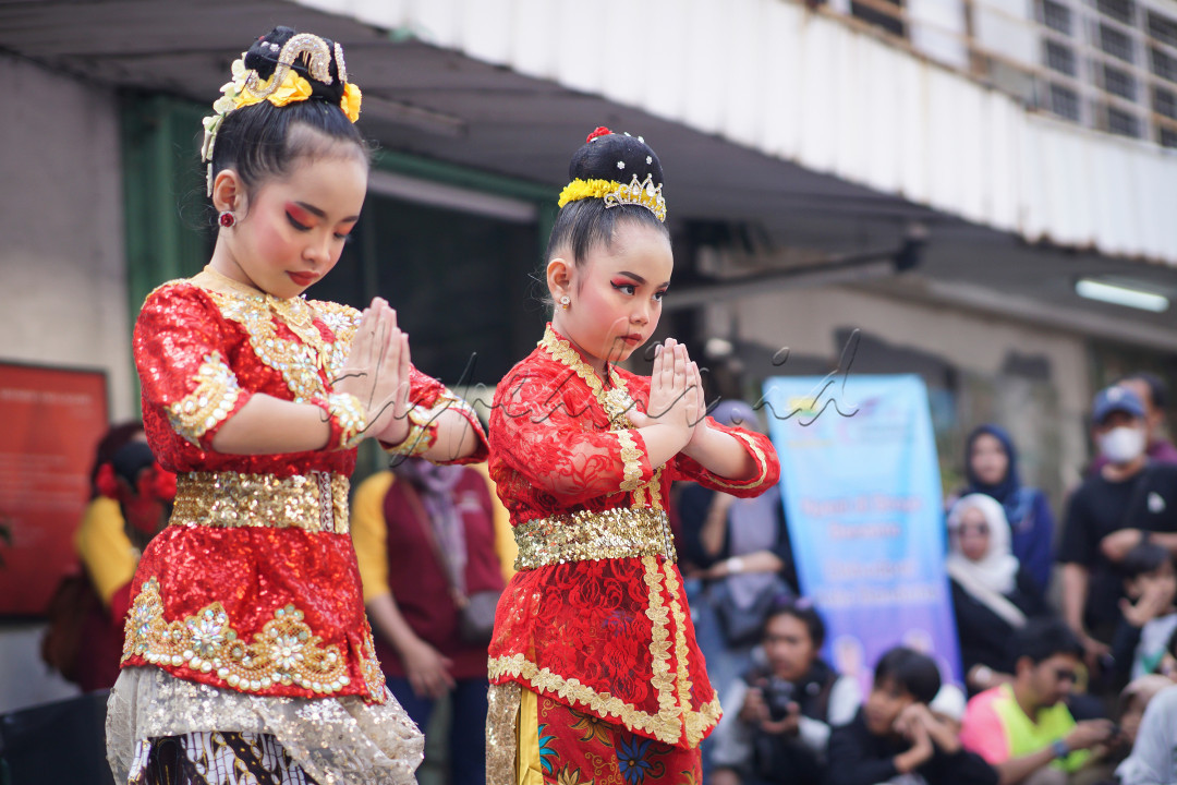 Wajah dua orang anak perempuan saat akan menari tari jaipongan di hadapan publik di jalan Braga kota Bandung pada saat Braga bebas Kendaraan. Regenerasi budaya adalah hal yang penting untuk terus dilakukan, mengingat indonesia sangat kaya akan Seni dan Budayanya, salah satunya adalah Tari jaipongan.