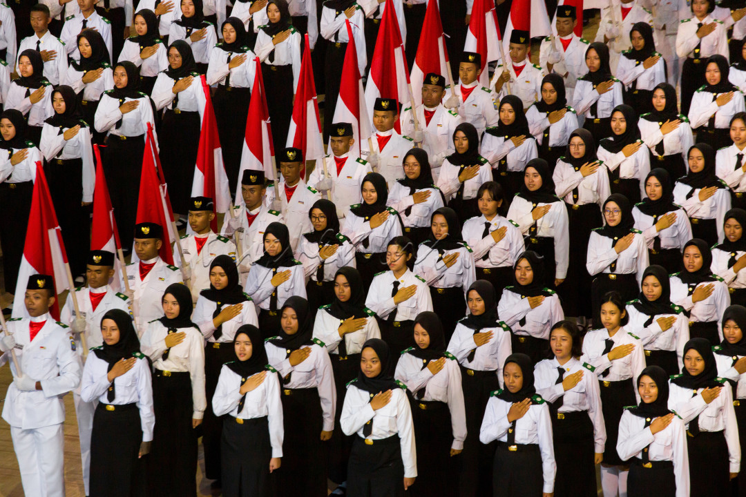 Pemilihan calon Paskibra adalah proses seleksi yang bertujuan untuk memilih individu terbaik dari berbagai calon yang ada. Proses ini dirancang secara ketat untuk memastikan hanya mereka yang memenuhi standar tinggi yang terpilih.<br />
Seleksi dilaksanakan melalui beberapa tahapan yang dimulai dari tingkat kota, kemudian provinsi, hingga tingkat nasional. Setiap tahap penilaian mencakup kriteria yang telah ditetapkan dan mengevaluasi berbagai aspek penting, seperti keterampilan fisik, kepemimpinan, kedisiplinan, serta kemampuan berkomunikasi dan bekerja sama.<br />
Calon-calon Paskibra yang berhasil melewati serangkaian tes dan penilaian mendetail akan dikukuhkan sebagai anggota Paskibra. Mereka siap untuk menjalankan tugas mereka dengan penuh dedikasi. Putra-putri Indonesia yang terpilih telah menunjukkan komitmen dan kemampuan luar biasa dalam mewakili bangsa sebagai pengibar bendera. Dengan semangat tinggi, mereka mengabdikan diri pada tugas yang penuh kehormatan ini dan berkontribusi pada pelaksanaan upacara kenegaraan dengan profesionalisme dan kebanggaan.