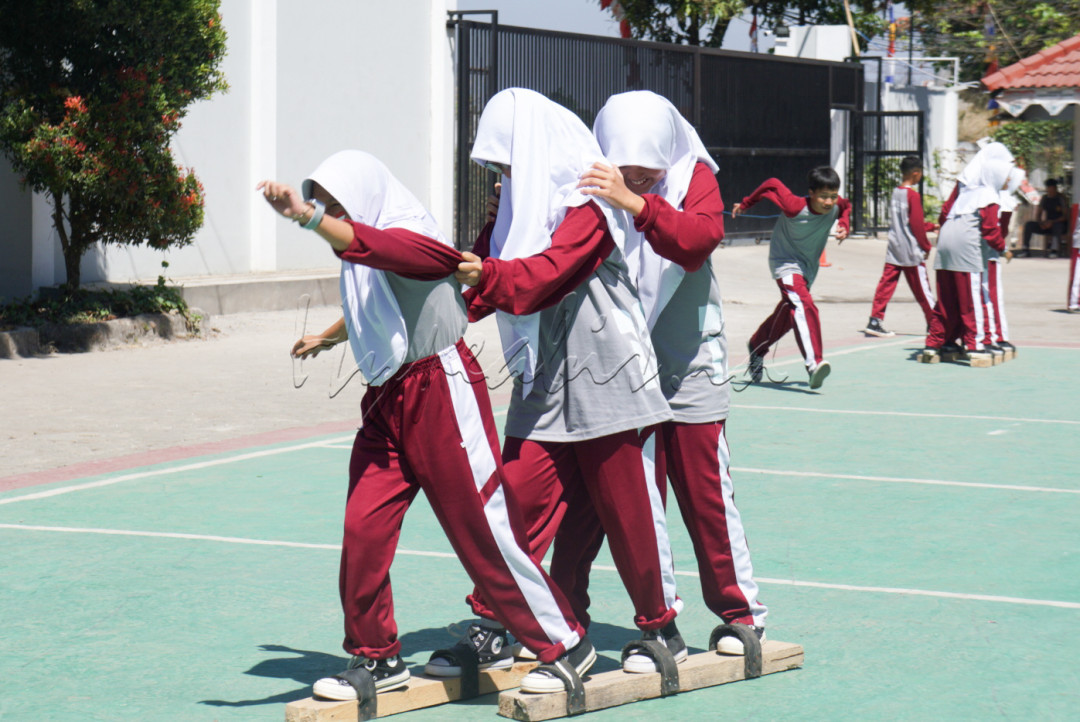Akankah papan dengan sekat tiga tersebut berjalan hanya dengan bantuan sepasang kaki? Akankah papan dengan sekat tiga itu bisa bergerak jika masing-masing memilih langkah yang berbeda? Junjunglah setinggi-tingginya persatuan di tanah air ini, kawan. Takkan ada yang kan berdiri di ambang persatuan jika tidak ada yang ingin bersatu.<br />
&nbsp;