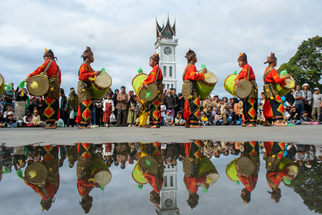 Tambua merupakan kesenian tradisional dari Minangkabau. Kegiatan ini sesekali di adakan di pelataran Jam Gadang Bukittinggi yang menjadi salah satu ikon kota wisata yang ramai dikunjungi oleh wisatawan.&nbsp;