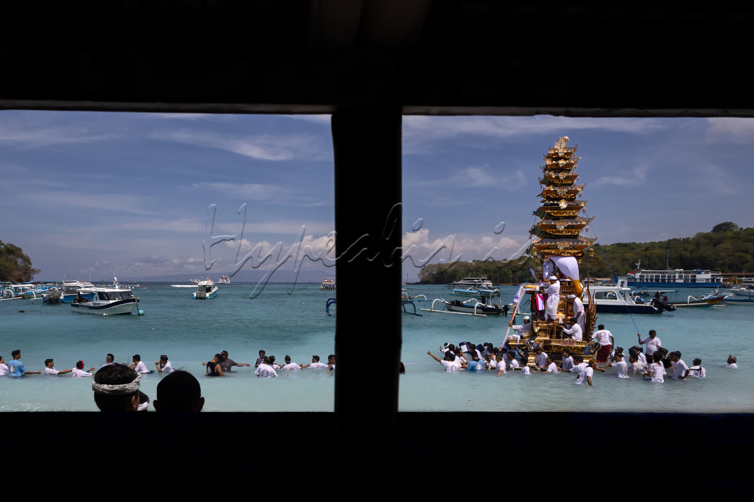 Wajah Budaya Indonesia dengan alamnya yang mempesona dalam frame Ritual Ngaben di Padangbay Bali dengan semangat kegotongroyongan warga masyarakatnya