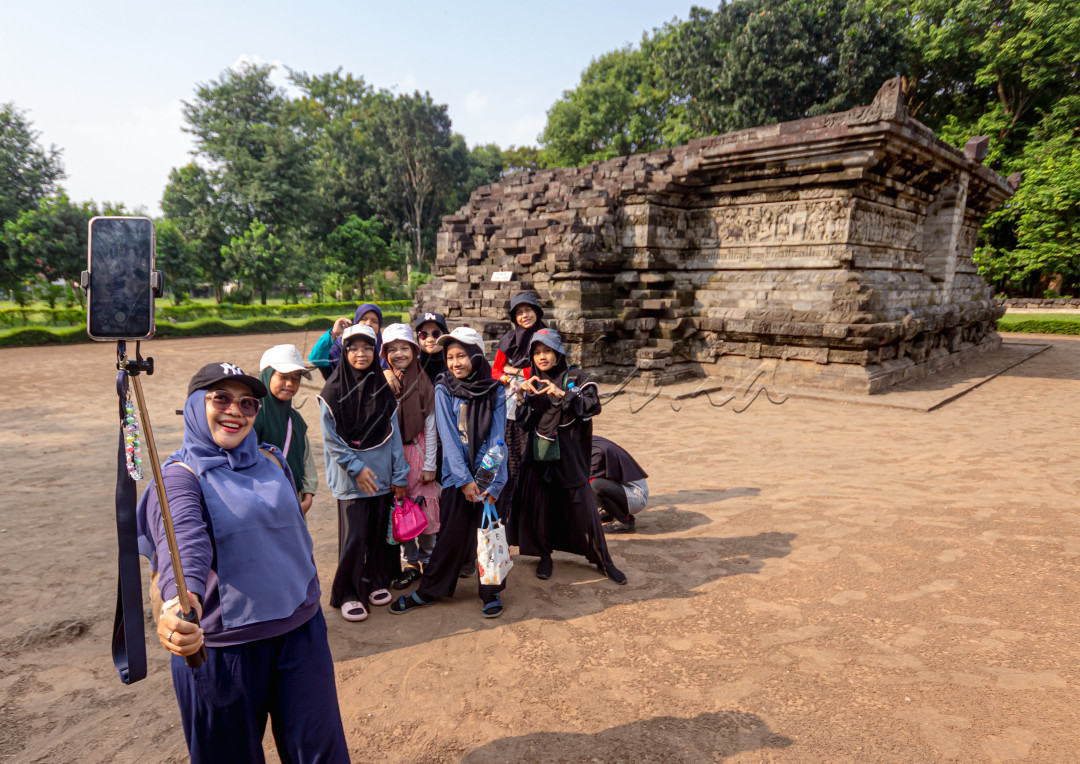 Pengunjung sedang melakukan swafoto di bangunan Candi Tegowangi yang berada di kecamatan Plemahan, Kediri, Jawa Timur. Mpu prapanca, sang pengarang menceritakan Candi ini didedikasikan sebagai tempat pendharmaan Raja Watsari.