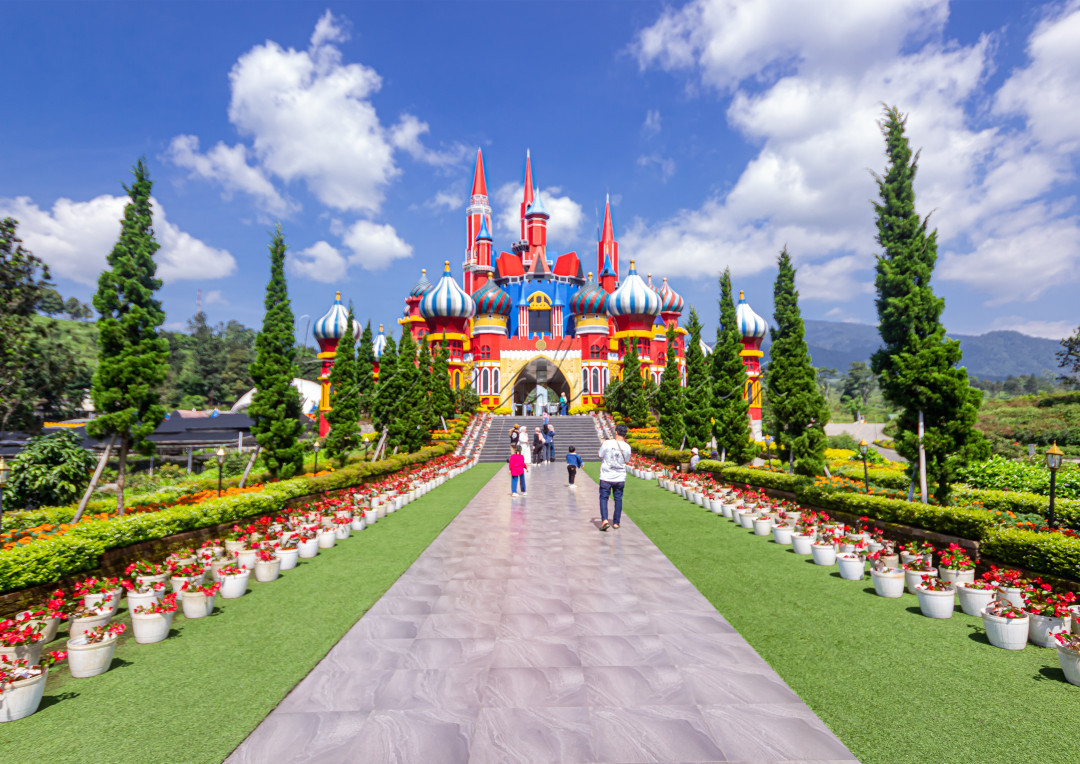 Foto landmark salah satu bangunan yang berada di florawisata D'Castello.&nbsp;tempat wisata keluarga ini berada di Kabupaten Subang, Bandung, Jawa Barat. Bangunan ini khas dengan bangunan mirip Istana Kremlin di Rusia. Lokasinya yang berada di kawasan kebun teh yang sejuk membuat wisatawan betah.