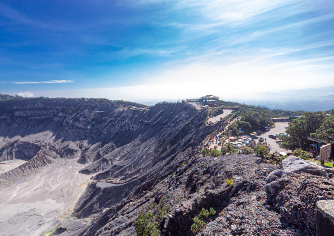 Landscape Tangkuban Perahu. asal usul gunung ini selalu dikaitkan dengan&nbsp;legenda Sangkuriang yang jatuh cinta kepada ibu kandungnya sendiri, yaitu Dayang Sumbi. Berdasarkan legenda ini, Gunung Tangkuban Perahu terbentuk dari Sebuah Kapal yang ditendang oleh Sangkuriang karena merasa gagal memenuhi persyaratan Dayang Sumbi.