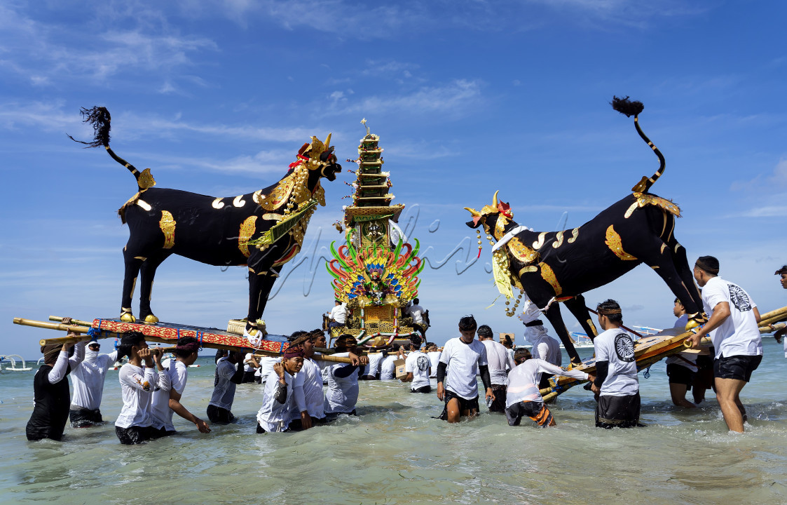 Ngaben di Nusa Penida memiliki daya tarik tersendiri karena sebagian prosesi dilaksanakan di pesisir pantai setempat. Hal ini adalah menjadi kolaborasi kekayaan budaya dan alam Indonesia.