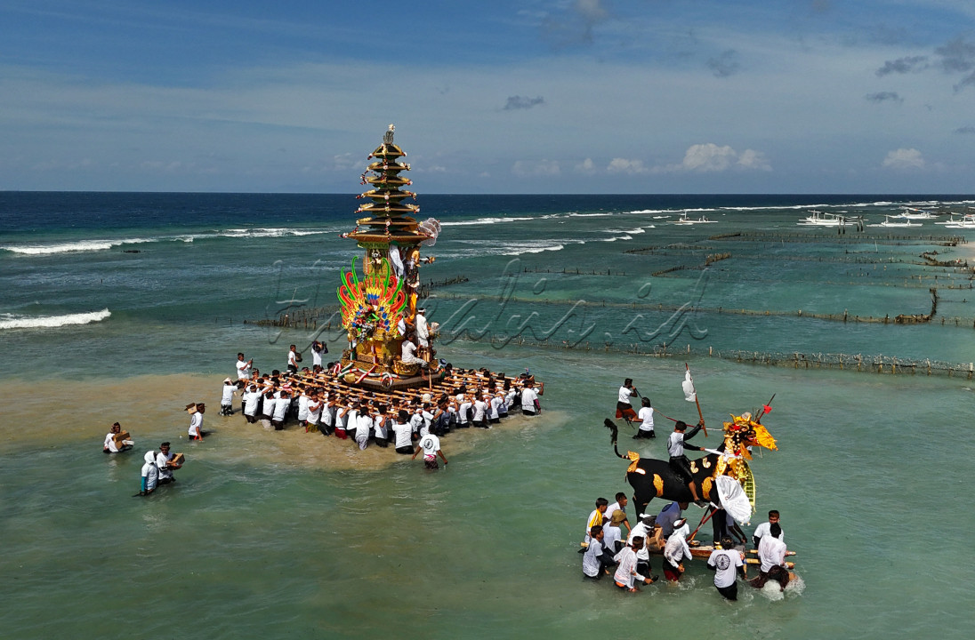 Prosesi upacara Ngaben di Nusa Penida, Klungkung, Bali menjadi sangat indah untuk diabadikan, karena mampu menggabungkan kekayaan budayan dan alam Indonesia.