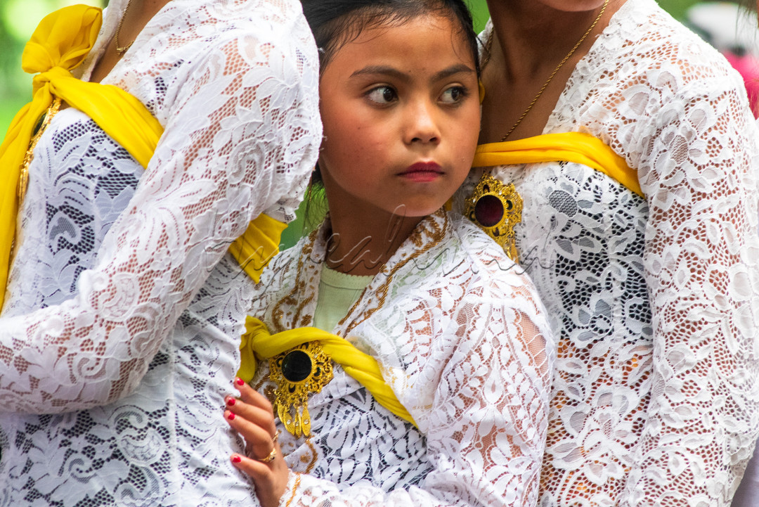 Wajah asli gadis bali ketika memakai pakaian adat keagamaan dengan warna putih dan selendang kuning