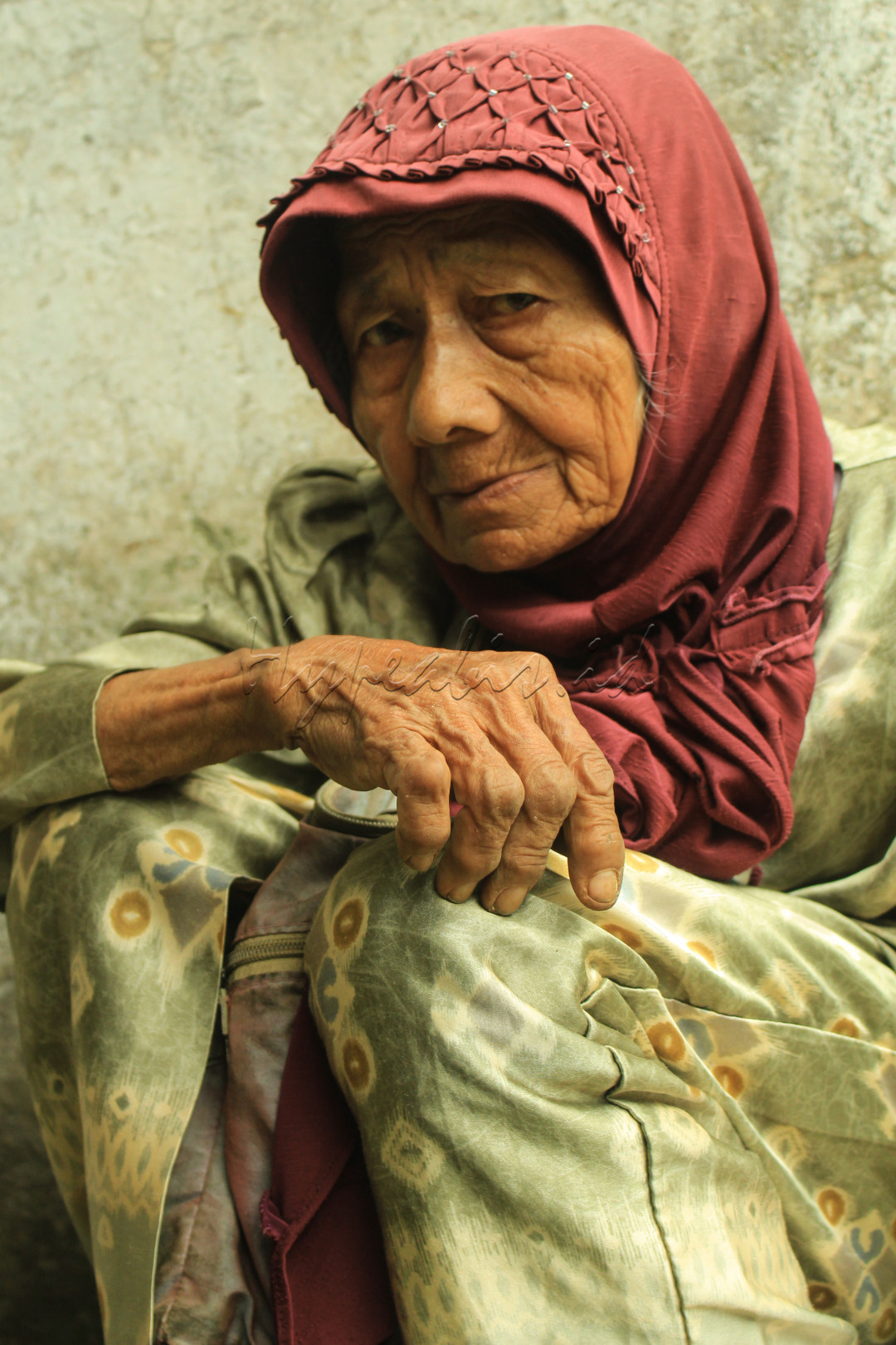 Perempuan dalam adat minangkabau merupakan pemegang tampuk keturunan. Bukan hanya itu, perempuan minang juga dikenal sebagai sosok yang gigih dan penuh ketulusan. Sosok ini dapat kita lihat dari &nbsp;peran pedagang perempuan yang ikut berjuang dalam mengumpulkan pundi-pundi penyambung hidup mereka.