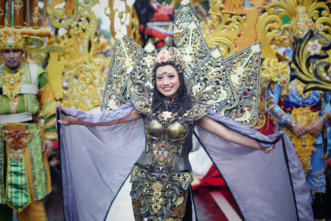 Event Asia Africa 2024 yang diselenggarakan di kota Bandung menyuguhkan berbagai pesona Keindahan seni dan budaya Indonesia. Tak terkecuali dengan kostum-kostum yang kreatif beserta kawula mudanya yang ikut berpartisipasi menjadi bagian dari kemeriahan event tersebut, salah satunya potret seorang perempuan muda ini yang tersenyum indah ditengah festival berlangsung.&nbsp;