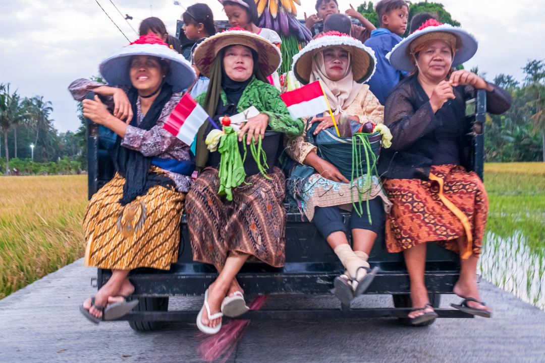 Wajah santai emak emak ketika capek mengikuti karnaval 17 an