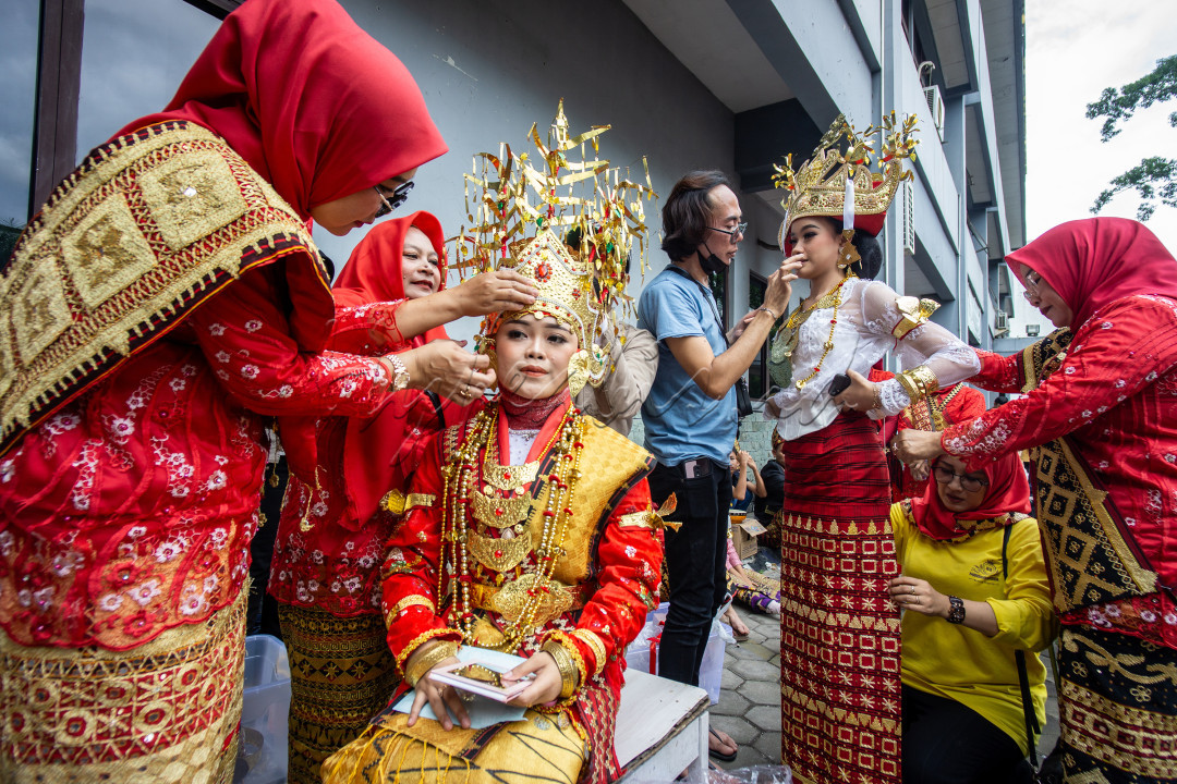 Momen para peserta atau talent saat persiapan sebelum mereka karnaval di Festival Asia Africa 2024. Event Asia Africa 2024 ini sangatlah berwarna, menyajikan berbagai pesona keindahan Seni dan Budaya yang ada di Indonesia, salah satunya peserta dari tanah Minang ini yang lengkap menggunakan Pakaian adat khas minangkabau lengkap dengan Suntiangnya yang menjadi kekhasan Wajah Indonesia di setiap daerah.