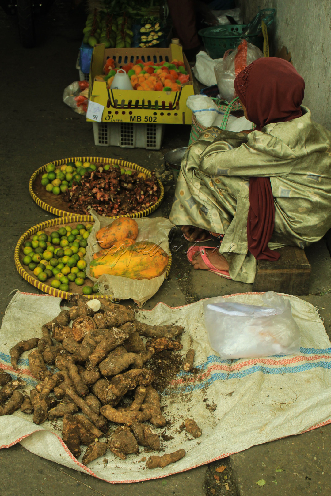 Perempuan dalam adat minangkabau merupakan pemegang tampuk keturunan. Bukan hanya itu, perempuan minang juga dikenal sebagai sosok yang gigih dan penuh ketulusan. Sosok ini dapat kita lihat dari &nbsp;peran pedagang perempuan yang ikut berjuang dalam mengumpulkan pundi-pundi penyambung hidup mereka.