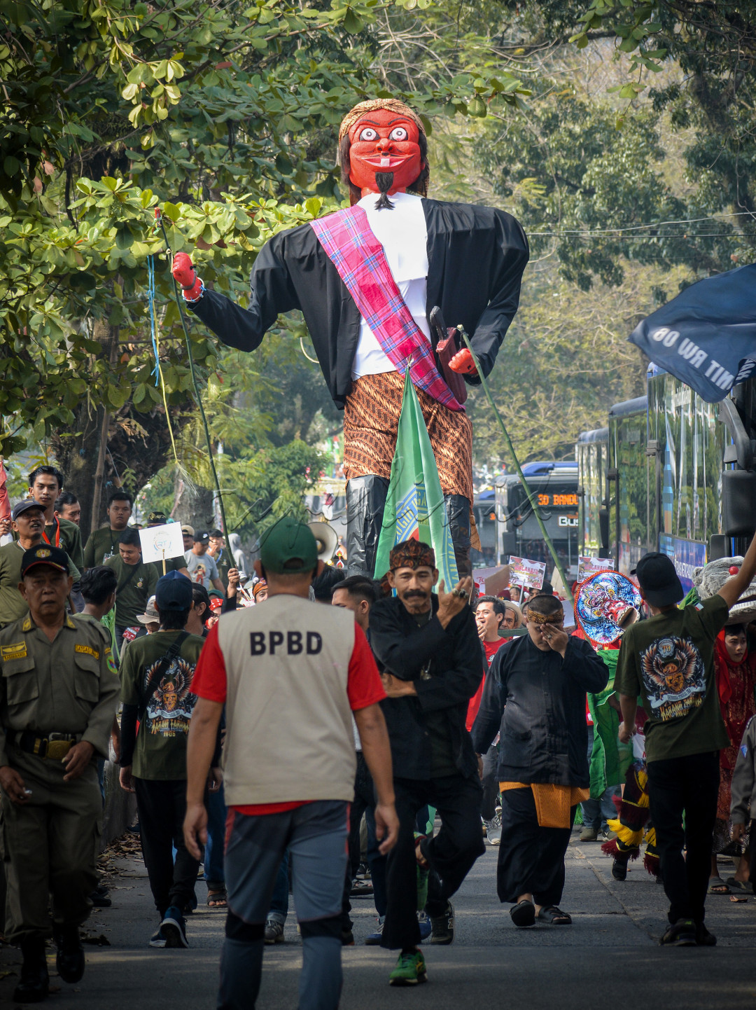 Tepat saat hari Kemerdekaan, Karnaval iring-iringan rakyat selalu dinanti untuk memeriahkan 17 Agustusan di berbagai daerah-daerah yang ada di Indonesia. Dan pada setiap karnaval 17an masyarkat selalu memberikan Kemeriahan, keunikan, dan Kekreatifan membawa hiasan-hiasan untuk diarak oleh masing-masing RW atau RT, sekaligus hiasan tersebut untuk mereka Lombakan pada saat 17an di tingkat Kecamatan. Salah satunya seperti di Baleendah ini, yang membawa Tokoh Wayang Golek khas Sunda yang berasal dari Jelekong, yaitu sosok CEPOT. Sosok Cepot sendiri adalah sosok atau tokoh yang paling ikonik dalam Wayang Golek. Hampir semua masyarakat Sunda tahu siapa dan seperti apa sosok wajah tokoh wayang Cepot ini.