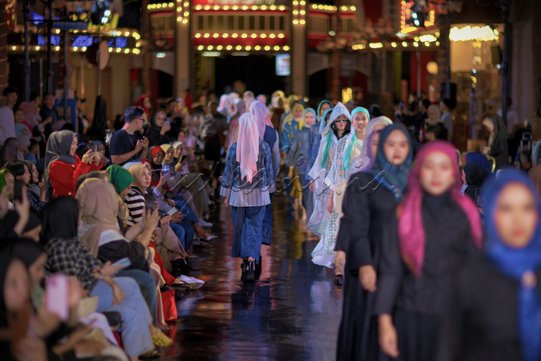 Indonesia, dengan kekayaan budaya dan kreativitasnya yang melimpah, telah lama dikenal sebagai salah satu pusat inovasi dalam industri tata busana. Dalam beberapa tahun terakhir, Usaha Mikro, Kecil, dan Menengah (UMKM) di sektor ini telah menunjukkan potensi besar untuk bersaing di pasar global. salah satu langkah strategis mereka semakin konkret dengan kehadiran Bandung Project Fashion Runway-sebuah event yang bertujuan membawa UMKM tata busana Indonesia ke panggung internasional.<br />
UMKM di sektor tata busana bukan hanya berperan sebagai bagian dari ekonomi lokal, tetapi juga sebagai motor penggerak dalam industri fashion nasional. Mereka menghadirkan inovasi dan keunikan yang khas, berakar pada tradisi dan kekayaan budaya Indonesia. Dengan dukungan yang tepat dan strategi yang efektif, UMKM ini memiliki potensi besar untuk mendominasi pasar global dan memberikan kontribusi signifikan terhadap pertumbuhan ekonomi nasional.<br />
sebuah event khusus yang dirancang untuk menjadi platform yang menjembatani kesenjangan antara pengrajin lokal dan pasar global. Tujuannya adalah membuka peluang baru bagi pelaku UMKM yang memiliki potensi besar namun sering kali terhambat oleh akses dan visibilitas terbatas.<br />
pameran ini menampilkan koleksi eksklusif dari UMKM Indonesia dalam pertunjukan spektakuler yang dirancang untuk menarik perhatian media dan pembeli internasional.<br />
&nbsp;