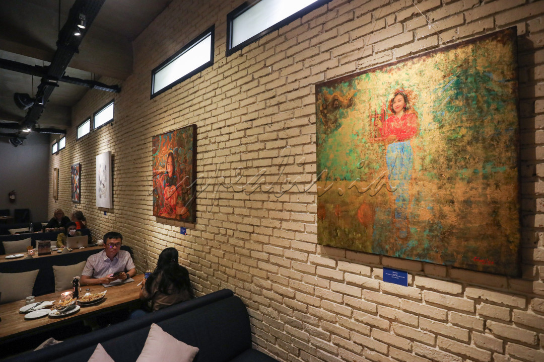 Pemandangan seperti itu tidak terjadi setiap hari. Ini terjadi berkat konsep sebuah pameran seni rupa yang memang digelar di rumah makan.&nbsp;