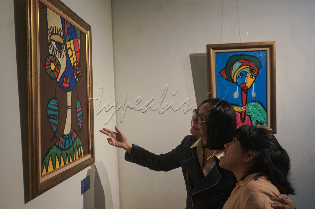Pameran seni kontemporer bertajuk Harmony In Diversity ini diselenggarakan oleh Jakarta Illustration Visual Art (JIVA). Ajang tersebut berlangsung hingga 9 September 2024 dan menampilkan 27 karya dari 12 seniman, antara lain Gadis Dharsono yang merupakan putri Perancang Busana terkenal yakni Poppy Dharsono.