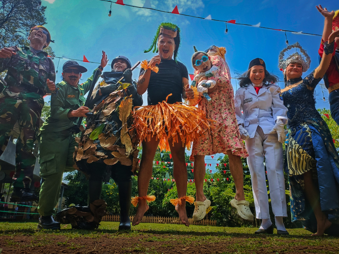 Di tengah semarak peringatan Hari Kemerdekaan Republik Indonesia ke-79, Kampung Manglayang menjadi saksi dari berbagai ekspresi emosional warganya yang penuh antusiasme dan kebanggaan. menggambarkan keberagaman budaya, semangat persatuan, dan cinta tanah air yang begitu mendalam. Ekspresi wajah warga saat mengikuti parade begitu beragam dan penuh makna. tawa riang, senyum lebar remaja yang dengan bangga mengenakan kostum kreatif mereka, hingga air mata haru dari para orang tua yang mengenang perjuangan masa lalu untuk meraih kemerdekaan. Setiap wajah menggambarkan ekspresi emosional yang kuat, mencerminkan semangat juang dan persatuan yang tetap hidup dalam sanubari setiap warga Indonesia. perasaan bangga menjadi bagian dari Indonesia, dengan segala keberagaman budaya dan sejarah panjang yang dimiliki.