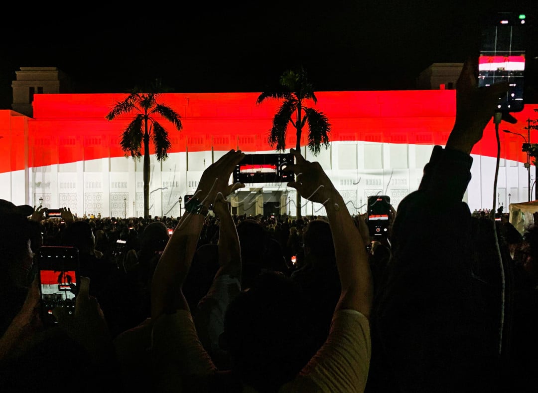 Masyarakat menyambut dengan antusias pembukaan Kota Lama Surabaya saat acara mapping show sebagai hiburan utama pada awal adegan dengan mengetengahkan gambar bendera merah putih.