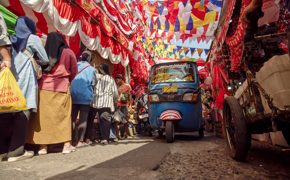 Para pedagang beramai ramai menawarkan dagangannya di Pasar Jatinegara ini, yang terkenal menjual keperluan 17an setiap tahunnya dan merupakan pasar yang terlengkap di Jakarta mengenai pernak pernik 17an.