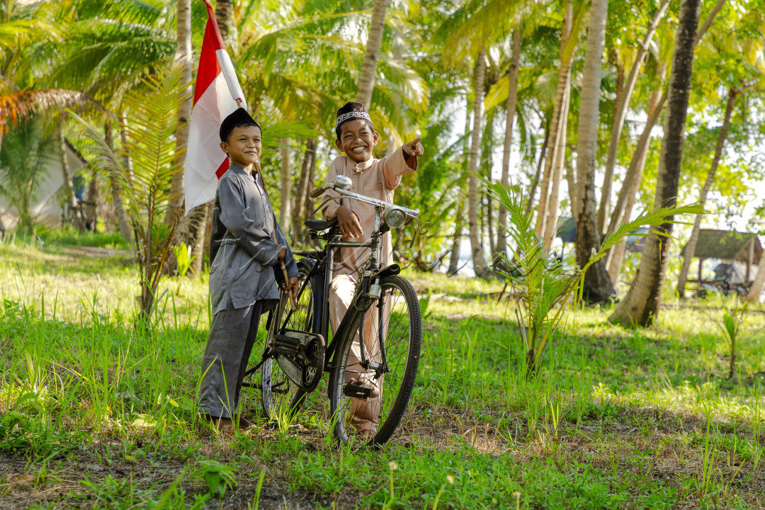 Desa Berakit&nbsp;merupakan salah satu desa yang ada di kecamatan&nbsp;Teluk Sebong, Kabupaten&nbsp;Bintan, provinsi&nbsp;Kepulauan Riau. Sejak 1908 bangsa Cina dan bangsa Melayu menggunakan perahu (Sampan) yang datang dari Lingga dan Dabo Singkep tiba di desa Berakit ini. Toleransi antar penduduk di desa ini sangat tinggi dan rukun.