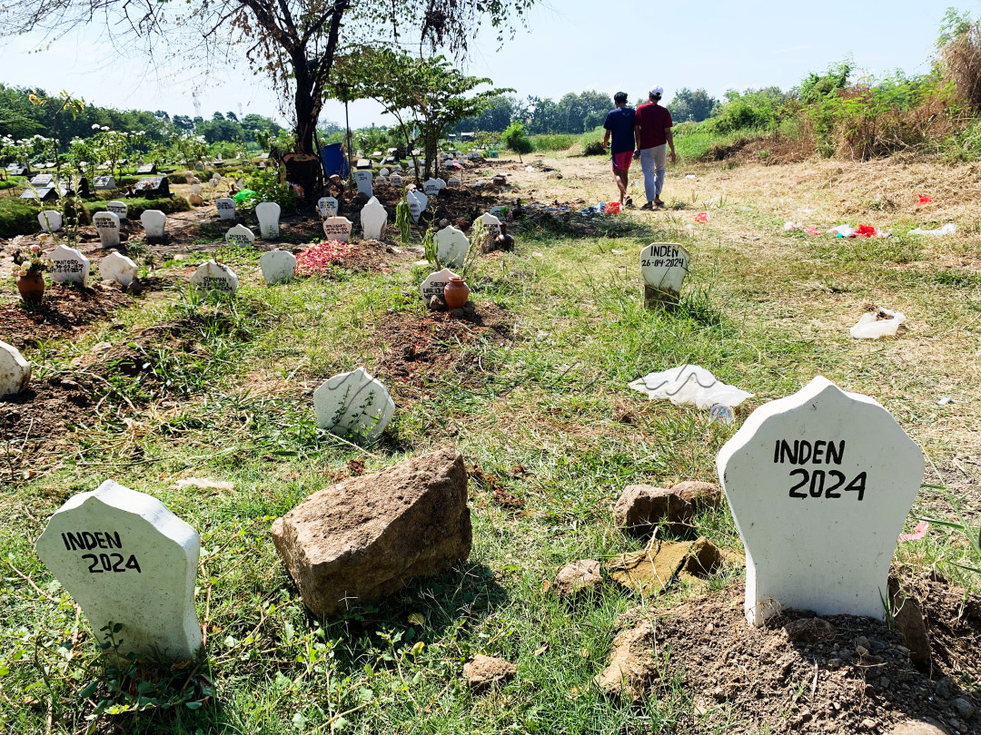 Sebagai orang biasa saya cukup tertegun ketika saat ikut mengantar jenazah tetangga ke makam Praloyo Sidoarjo. Ada banyak makam dengan tanda bertuliskan INDEN. Ternyata jaman sekarang tak hanya pesan perumahan bisa dengan cara inden, tetapi makam umumpun bisa dengan cara itu.