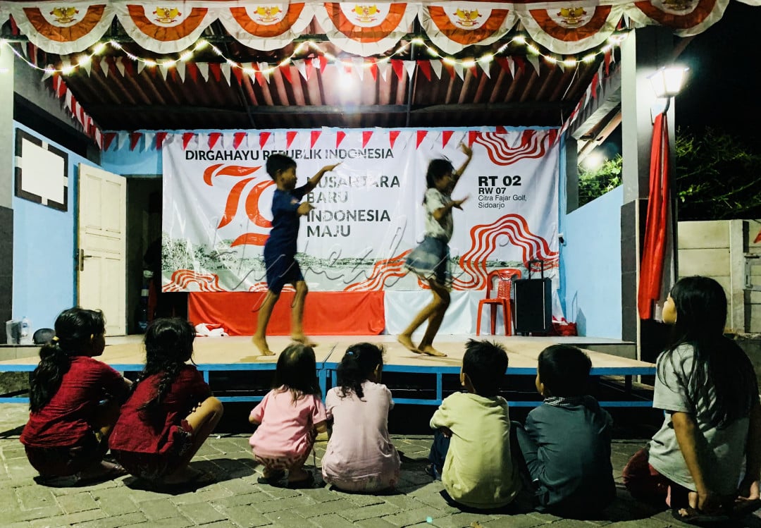Sebuah suasana gladi bersih pentas seni sebuah RT sehari sebelum acara malam 17 Agustus atau di Jawa Timur lebih dikenal Malam Tirakatan atau Malam Tasyakuran.