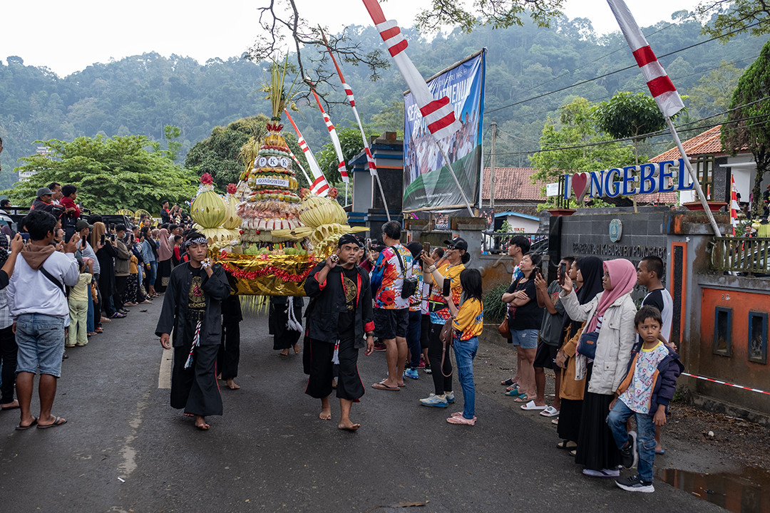 Upacara Adat Larung Sesaji Telaga Ngebel, merupakan salah satu bentuk budaya lokal yang ada di wilayah Kabupaten Ponorogo, Provinsi Jawa Timur. Sampai sekarang upacara adat tersebut masih dilaksanakan oleh masyarakat pendukungnya, karena merasakan bahwa upacara adat tersebut masih mempunyai peranan dalam kehidupannya. Upacara adat Larung Sesaji Telaga Ngebel dilaksanakan setiap tahun sekali, dengan perhitungan kalender Jawa yang jatuh pada setiap tanggal 1 bulan Sura. Tujuannya sebagai ungkapan rasa syukur kepada Tuhan Yang Maha Kuasa atas segala rakhmat yang telah dilimpahkan-Nya.